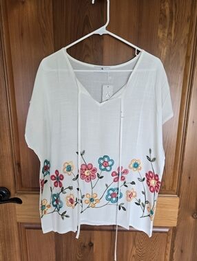NWT, Embroidered Floral White V-Neck Blouse, Sz. S/M